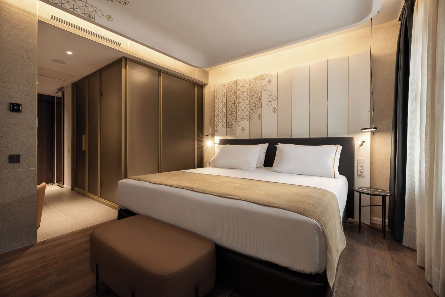 Habitación doble Deluxe (Vista Museo) | Minibar, caja de seguridad en la habitación y insonorización 