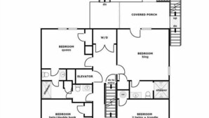 En planritning över första våningen i ett hus på adressen 131 S. Permuda Wyndham Drive. Planritningen visar en inglasad veranda, två sovrum (ett med dubbelsäng och ett med en extra stor säng), ett badrum med dusch, en hiss och ett sovrum med en våningssäng.