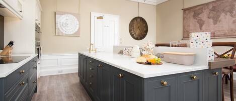 Geladeira, micro-ondas, fogão, cooktop