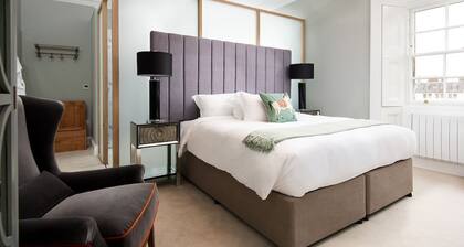 LINEN HOUSE - A sophisticated Grade II listed townhouse apartment