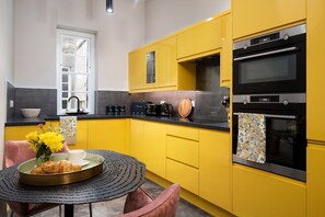 Kühlschrank, Ofen, Geschirrspüler, Esstisch