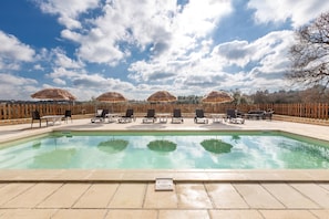 季节性开放的室外游泳池