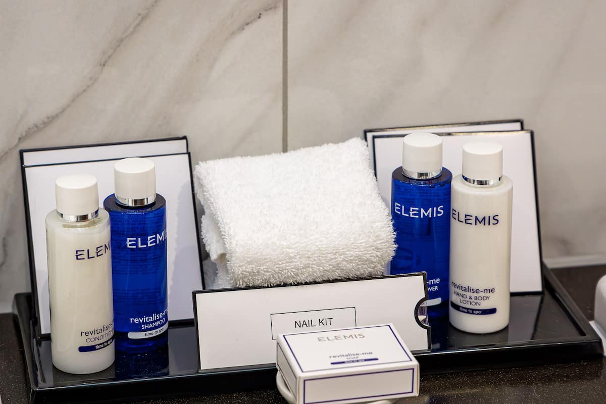 suite | premium bedding, in-room safe, desk, laptop workspace