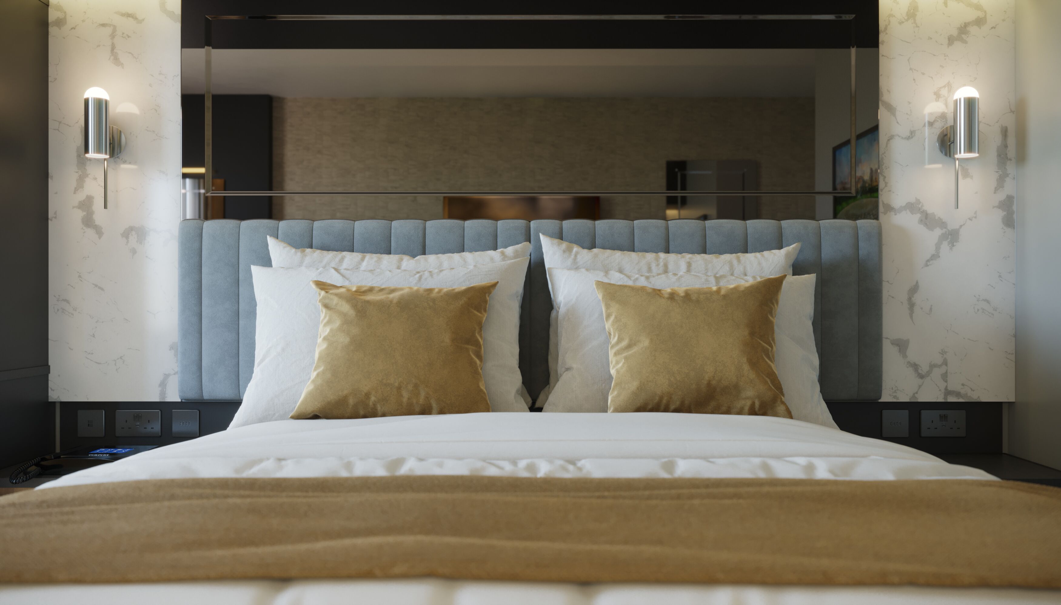 Une chambre d’hôtel moderne avec un grand lit, deux lampes fixées au mur et un mur décoré d’un motif imitant le marbre.