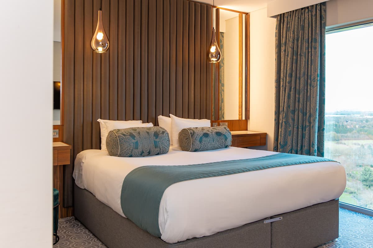 suite | premium bedding, in-room safe, desk, laptop workspace