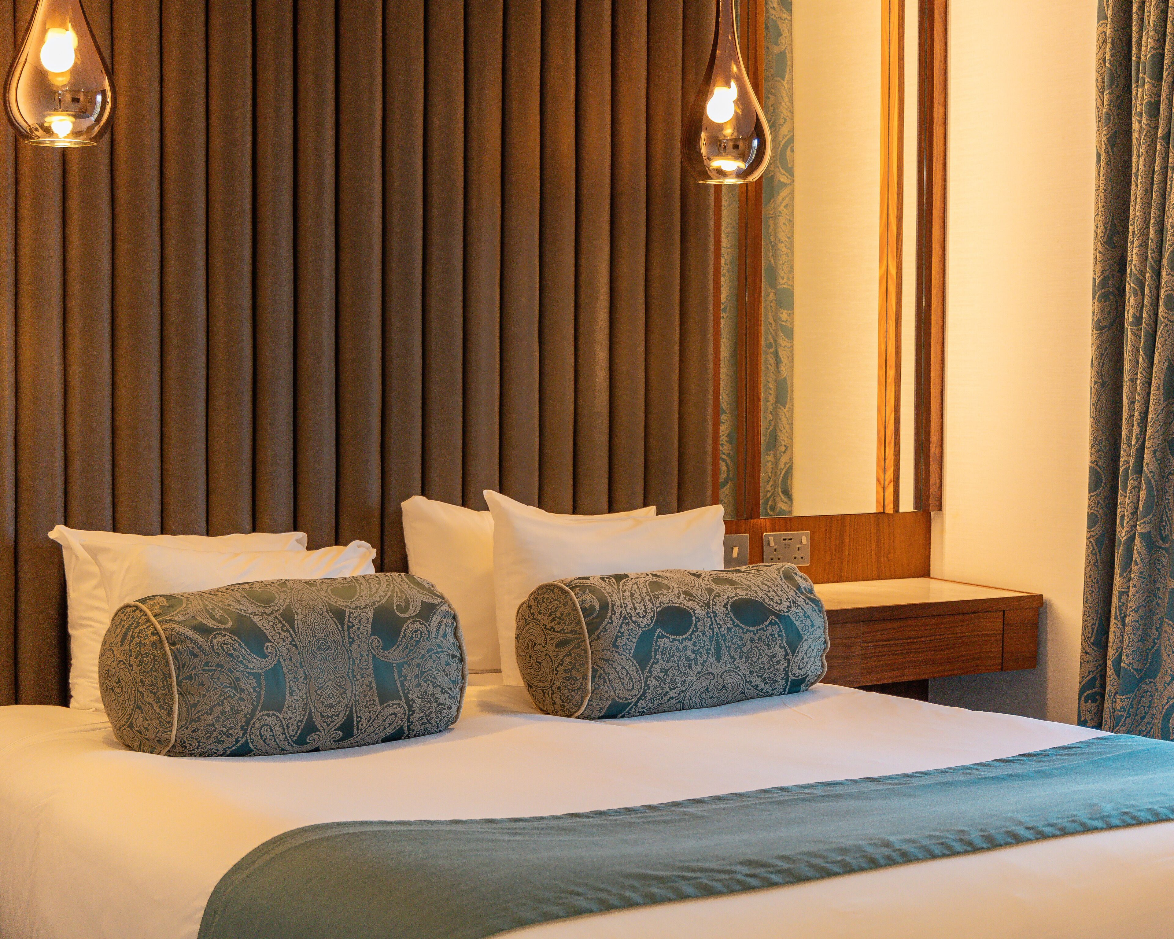 suite | premium bedding, in-room safe, desk, laptop workspace