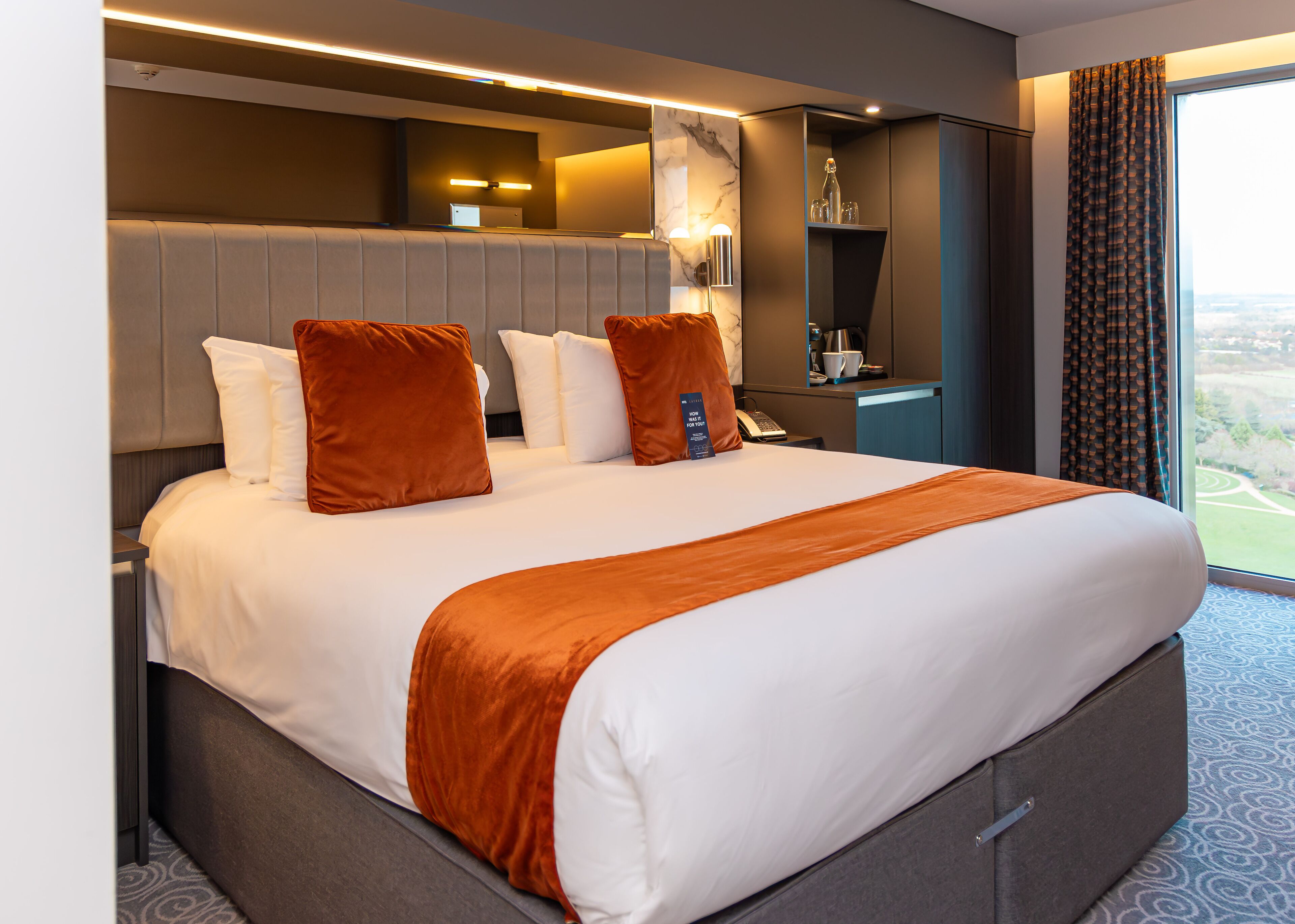 Ropa de cama de alta calidad y caja de seguridad en la habitación 