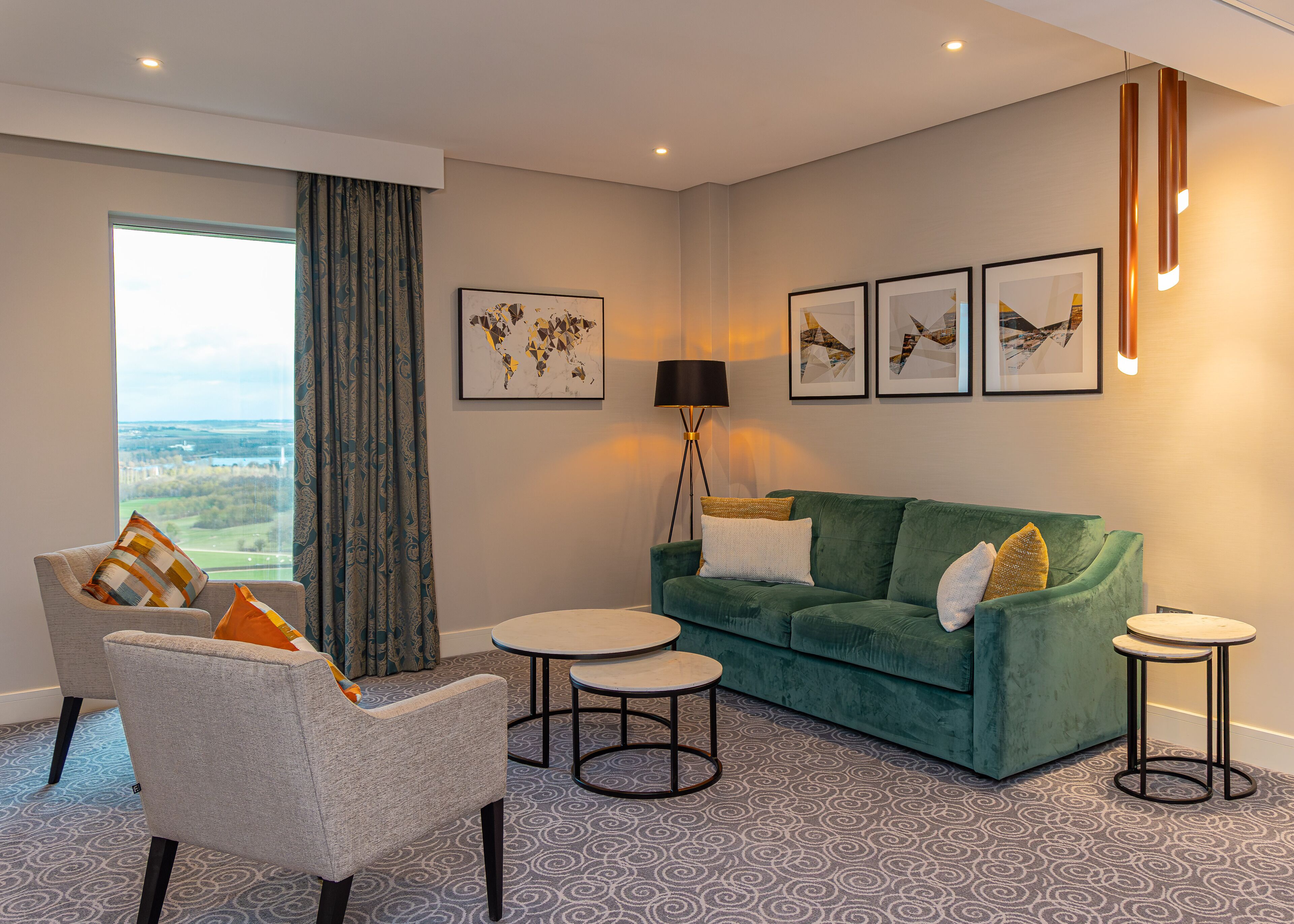 suite | premium bedding, in-room safe, desk, laptop workspace