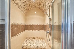 Vasca, asciugacapelli, asciugamani, sapone
