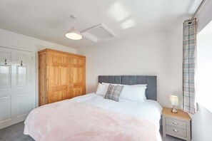 A bedroom with a bed, bedside table, and wardrobe. - Host & Stay | Fairview House (Ravenscar)