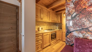 Fridge, oven, dishwasher, coffee/tea maker