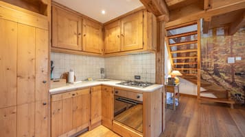 Kühlschrank, Ofen, Geschirrspüler, Wasserkocher mit Kaffee-/Teezubehör