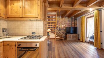 Fridge, oven, dishwasher, coffee/tea maker