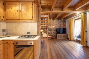 Fridge, oven, dishwasher, coffee/tea maker