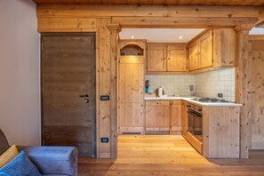 Fridge, oven, dishwasher, coffee/tea maker