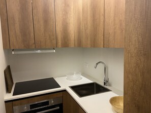 Kylskåp, ugn, diskmaskin och kaffe- och tebryggare