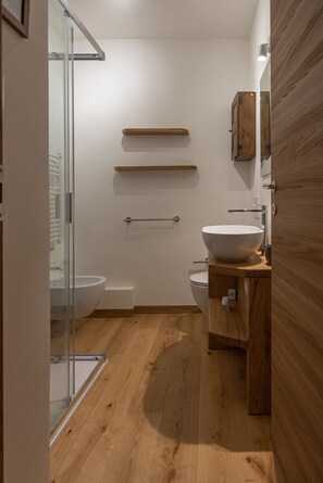 Dusche, Haartrockner, Handtücher