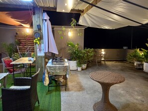 Outdoor dining - Résidence Les Bambous B&B (Mahébourg)