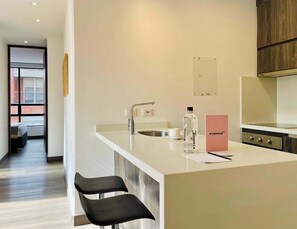 Kylskåp, mikrovågsugn, ugn och spishäll