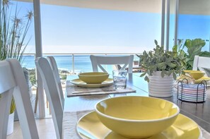 Outdoor dining - Panoramic Ocean Views At Maroochydore (Maroochydore Region)