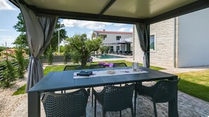 Outdoor dining - Cozy Villa Lavanda with a pool (Nova Vas)