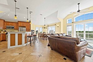 Télévision, lecteur de DVD, baby-foot, livres