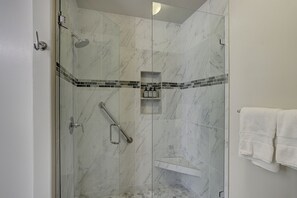 Condo, 1 quarto | Banheiro | Toalhas de banho, shampoo