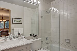 Condo, 1 habitación | Baño | Toallas y shampoo 