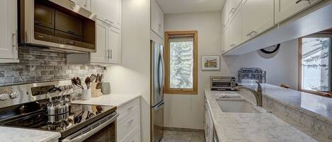 Condo, 1 Bedroom | Private kitchen | Fridge, oven, coffee/tea maker, toaster