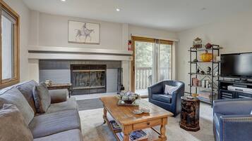 Condo, 1 Bedroom | Living area
