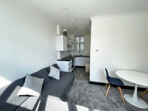 TV - Luxury Apartment 3 minute walk from New St Station (Birmingham)