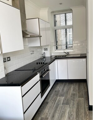 Fridge, oven - Luxury Apartment 3 minute walk from New St Station (Birmingham)