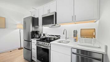 Réfrigérateur, micro-ondes, four, plaque de cuisson