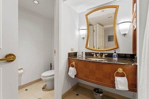 Badewanne, Haartrockner, Handtücher