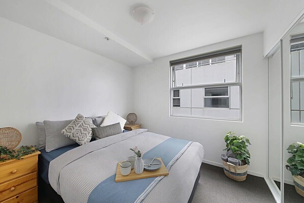 2 habitaciones, tabla de planchar con plancha y ropa de cama 