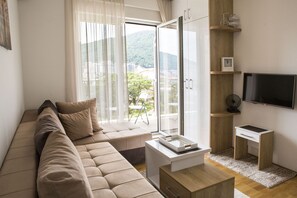 TV - Hidden Mini Palais with Sea View in Budva (Budva)