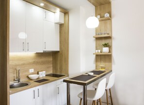 Refrigerador, tetera eléctrica, utensilios de cocina y comedor 