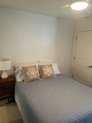 3 bedrooms, desk, iron/ironing board, travel cot