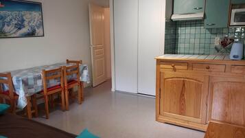 Een koelkast, een microgolfoven, een kookplaat, een vaatwasser