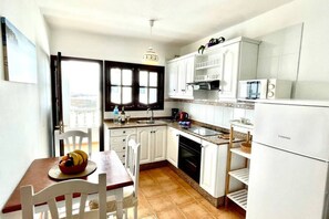 Kjøleskap, mikrobølgeovn, ovn og kaffetrakter/tekoker