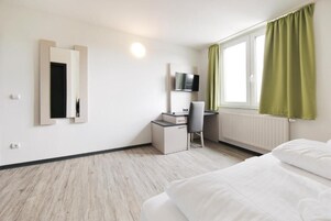 Escritorio, wifi gratis y ropa de cama 
