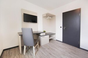 Escritorio, wifi gratis y ropa de cama