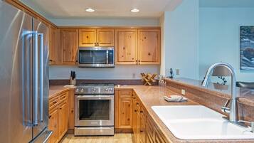 Frigorífic, microones, forn i placa de cuina