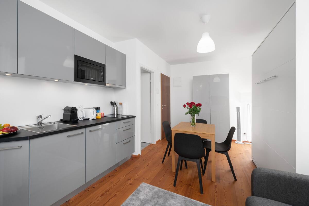 Espressomaschine, Wasserkocher mit Kaffee-/Teezubehör, Kühlschrank