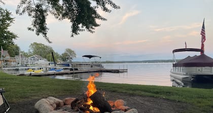 Lakefront home with 3 bedrooms, 2 baths, great for groups up to 10