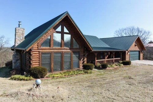 Cabin with a hot tub, near Table Rock Lake