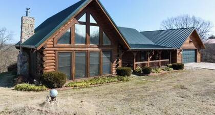 Cabin with a hot tub, near Table Rock Lake