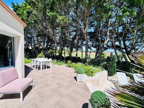 Outdoor dining - 4* villa with pool & sea view (Port-des-Barques)