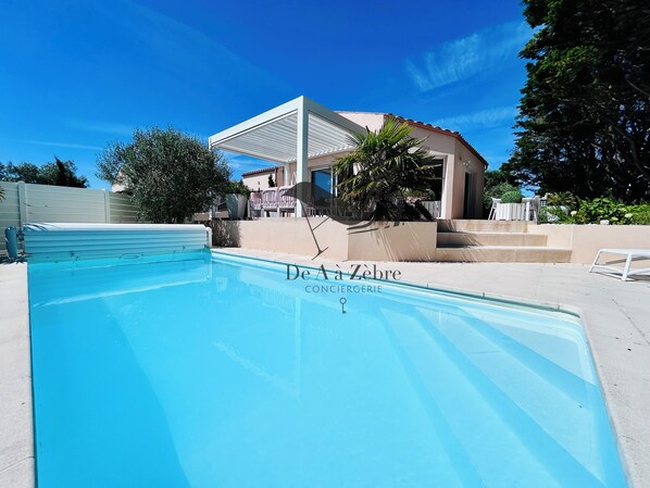 Outdoor pool, a heated pool - 4* villa with pool & sea view (Port-des-Barques)