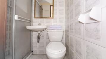 Habitación Sencilla individual | Bathroom | Shower, rainfall showerhead, towels